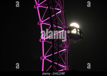 London, UK, 17th Jan, 2022. The first full moon of the year - the Wolf Moon passes behind a pod on the London Eye. Credit: Eleventh Hour Photography/Alamy Live News