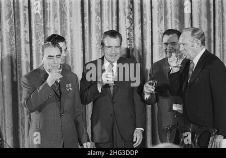 President Richard Nixon with (left to right) Soviet leader Leonid Brezhnev, Soviet Minister of Foreign Affairs Andrei Gromyko, and Secretary of State Stock Photo