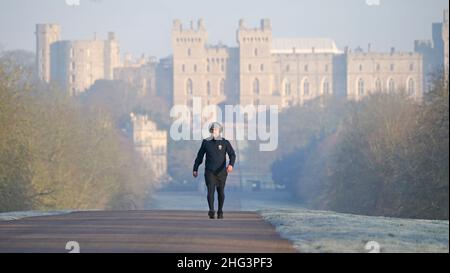 A runner on the Long Walk near Windsor Castle, Berkshire, as the country wakes up after a night when temperatures again dipped below freezing. Picture date: Tuesday January 18, 2022. Stock Photo