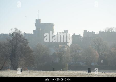 Windsor, Berkshire, UK. 18th January, 2022. Fog shrouds Windsor Castle. It was a cold morning today in Windsor as temperatures were -2 degrees. There was a heavy overnight frost and fog. Credit: Maureen McLean/Alamy Live News Stock Photo