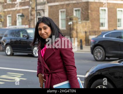 London, UK. 18th Jan, 2022. Suella Braverman, Attorney General, arrives at at Cabinet office 70 Whitehall London Credit: Ian Davidson/Alamy Live News Stock Photo