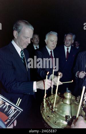 Former Soviet Foreign Minister Eduard Shevardnadze, left, inaugurates Western  Union?s money transfer service between the U.S. and Russia in Miami Beach,  Florida on Friday, Feb. 28, 1992. With the aid of Western