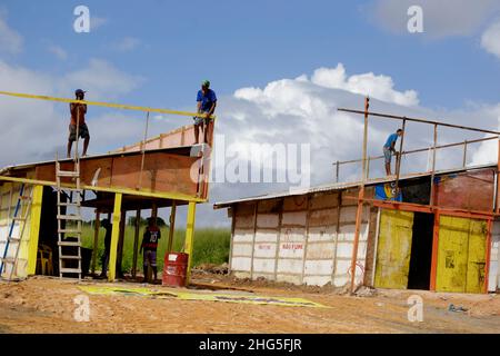 salvador, bahia, brazil - may 29, 2019: Workers working on construction of photo sales stalls, in the Stella Mares neighborhood of Salvador. Stock Photo