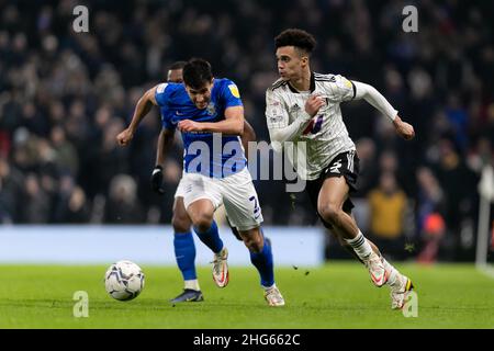 LONDON, UK. JAN 18TH Antonee Robinson of Fulham in action during the Sky Bet Championship match between Fulham and Birmingham City at Craven Cottage, London on Tuesday 18th January 2022. (Credit: Juan Gasparini | MI News) Credit: MI News & Sport /Alamy Live News Stock Photo