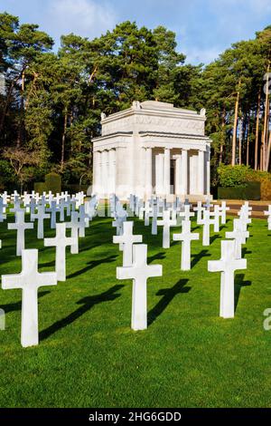 Crosses and the Beaux-Arts American Chapel in the American Section of the Brookwood Military Cemetery, Brookwood, near Woking, Surrey, England Stock Photo