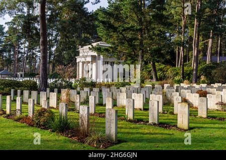 Headstones and the American Chapel in the American Section of the Brookwood Military Cemetery, Brookwood, near Woking, Surrey, England Stock Photo