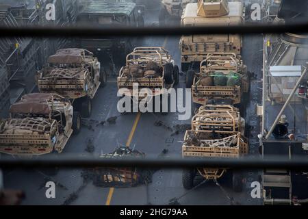 A U.S. Navy landing craft, air cusioned with Assault Craft Unit 4, transport the Ground Combat Element of the 22nd Marine Expeditionary Unit onto amphibious assault ship USS Kearsarge (LHD 3), for Composite Training Unit Exercise (COMPTUEX), Jan. 15, 2022. COMPTUEX is the last at-sea period of the ARG/MEU Predeployment Training Program. COMPTUEX is the final certifying step before the ARG/MEU team to demonstrate its readiness to deploy. (U.S. Marine Corps photo by Cpl. Yvonna Guyette) Stock Photo