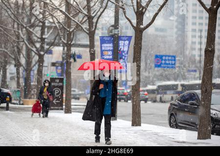 Seoul, South Korea. 19th Jan, 2022. People walk in the snow in Seoul, South Korea, Jan. 19, 2022. Credit: Wang Yiliang/Xinhua/Alamy Live News Stock Photo