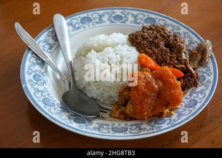 Gudeg is a traditional Javanese cuisine from Yogyakarta and Central Java, Indonesia. Gudeg is made from young unripe jack fruit (Javanese: gori, Indon Stock Photo