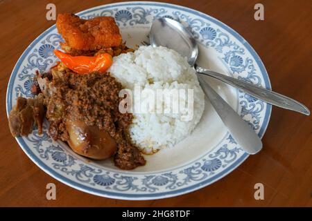 Gudeg is a traditional Javanese cuisine from Yogyakarta and Central Java, Indonesia. Gudeg is made from young unripe jack fruit (Javanese: gori, Indon Stock Photo