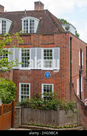 UK, England, London. Actor Sir Ralph Richardson lived here in Hampstead Garden Suburb. Blue Plaque shows dates 1944 - 1968. Stock Photo