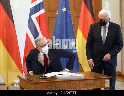 Berlin, Germany. 19th Jan, 2022. German President Frank-Walter Steinmeier (r) receives Norwegian Prime Minister Jonas Gahr Støre for talks at Bellevue Palace. Credit: Wolfgang Kumm/dpa/Alamy Live News Stock Photo