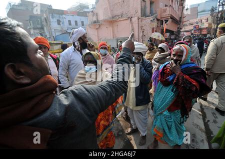 Devotees after visiting the Shri Kashi Vishwanath Temple in Vishwanath Gali of Varanasi, Uttar Pradesh in India on Jan. 19, 2022. (Photo by Ravi Batra/Sipa USA) Stock Photo