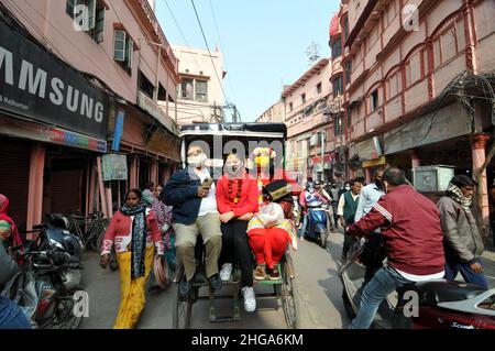 Devotees after visiting the Shri Kashi Vishwanath Temple in Vishwanath Gali of Varanasi, Uttar Pradesh in India on Jan. 19, 2022. (Photo by Ravi Batra/Sipa USA) Stock Photo