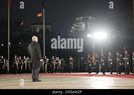 Berlin, Germany. 19th Jan, 2022. Chancellor Olaf Scholz (SPD) waits for Norway's Prime Minister Jonas Gahr Store in front of the Chancellor's Office. Credit: Michael Kappeler/dpa/Alamy Live News Stock Photo