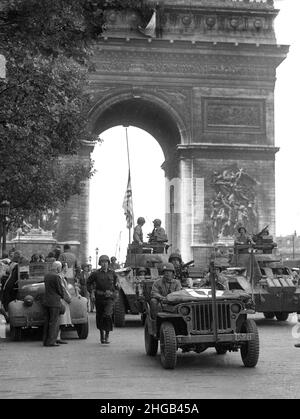 France World War Two. American soldiers of the 2nd armoured division driving through the Arc de Triomphe on the Champs-Elysees during the liberation of Paris France August 1944. LARGER FILES AVAILABLE ON REQUEST Stock Photo