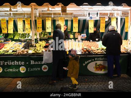 Frankfurt, Germany. 19th Jan, 2022. People shop at a market in Frankfurt, Germany, on Jan. 19, 2022. Germany's annual inflation rate reached 3.1 percent in 2021, the highest level since 1993, the Federal Statistical Office (Destatis) announced on Wednesday. Credit: Lu Yang/Xinhua/Alamy Live News Stock Photo