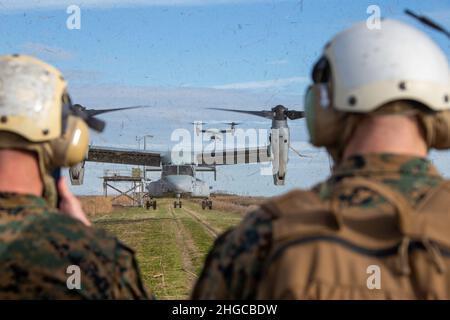 Sgt. Maj. Troy E. Black (right), 19th sergeant major of the Marine Corps, waits to board an MV-22B, assigned to Marine Medium Tiltrotor Squadron (VMM) 162, at Marine Corps Base Camp Lejeune, North Carolina, Jan. 13, 2022. Black hosted a Sergeant Major of the Marine Corps Force Level Summit to discuss retention, transition and quality of life throughout the force. The summit also included a demonstration of expeditionary advanced base operations concepts. (U.S. Marine Corps photo by Lance Cpl. Adam Henke) Stock Photo