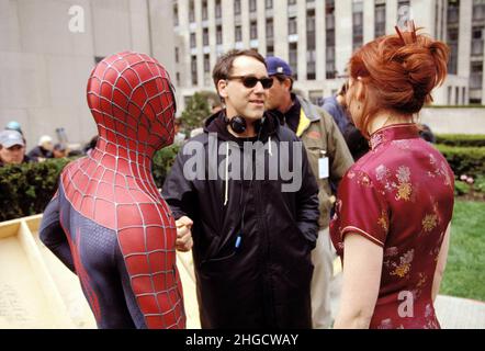 KIRSTEN DUNST, SAM RAIMI and TOBEY MAGUIRE in SPIDER-MAN (2002), directed by SAM RAIMI. Credit: COLUMBIA PICTURES/MARVEL ENTERTAINMENT / Album Stock Photo