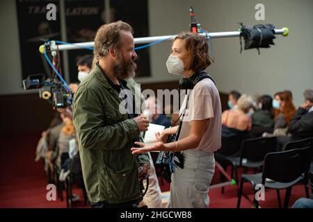 MAGGIE GYLLENHAAL and PETER SARSGAARD in THE LOST DAUGHTER (2021), directed by MAGGIE GYLLENHAAL. Credit: Endeavor Content / Album Stock Photo