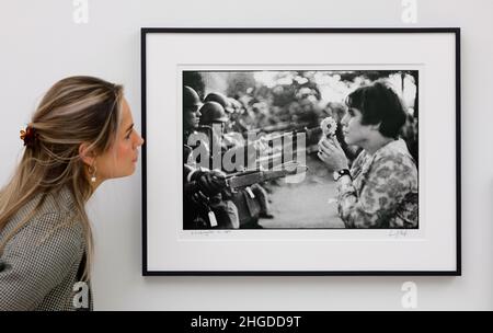 Saatchi Gallery, London, UK. 20 January 2022. America in Crisis brings together 40 leading American photographers and over 120 works exploring social change in the U.S from the 1960s till today. Image: A young American girl, Jan Rose Kasmir, confronts the American National Guard outside the Pentagon during the 1967 anti-Vietnam march, Washington D.C., 1967. © Magnum Photos, photographer Marc Riboud. Credit: Malcolm Park/Alamy Live News Stock Photo