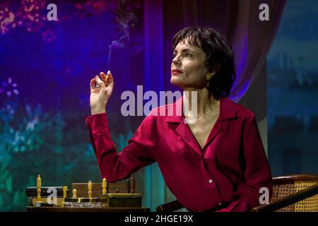 London, UK.  20 January 2021. Downton Abbey’s Elizabeth McGovern performs on stage as Ava Gardner in a photocall for “AVA: The Secret Conversations”.  The play explores the relationship between the public and private lives of Ava Gardner, one of Hollywood’s greatest icons, through whisky-soaked recollections of her life as an actor and with her three famous husbands – Mickey Rooney, Artie Shaw and Frank Sinatra.  The show is at Riverside Studios, Hammersmith until 16th April 2022. Credit: Stephen Chung / Alamy Live News Stock Photo