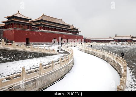 Beijing, China. 20th Jan, 2022. Tourists enjoy the snow scenery of the Palace Museum in Beijing, capital of China, Jan. 20, 2022. Credit: Xing Guangli/Xinhua/Alamy Live News Stock Photo