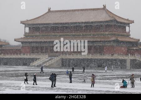 Beijing, China. 20th Jan, 2022. Tourists enjoy the snow scenery of the Palace Museum in Beijing, capital of China, Jan. 20, 2022. Credit: Xing Guangli/Xinhua/Alamy Live News Stock Photo