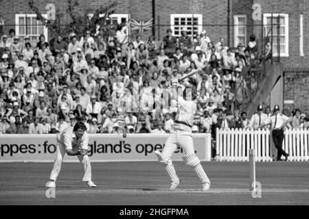 David Hookes (Australia) batting, England vs Australia, 5th Test Match, The Oval, London, England 25 - 30th August 1977. England’s Bob Woolmer is fielding at short leg. Hookes entertained the Bank Holiday crowd with an innings of 85. Stock Photo