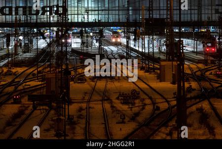 Munich, Germany. 21st Jan, 2022. Trains stand on the tracks at the main station. Credit: Sven Hoppe/dpa/Alamy Live News Stock Photo
