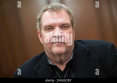 Berlin, Germany. 31st Aug, 2016. US musician Meat Loaf sits in a hotel suite in Berlin, Germany, Aug. 31, 2016. Rock musician Meat Loaf is dead. Credit: dpa/Alamy Live News Stock Photo