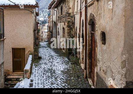 Steps, alleys and snow-covered roofs in the small mountain town of Secinaro. Secinaro, province of L'Aquila, Abruzzo, Italy, europe Stock Photo
