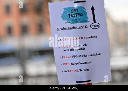 Munich, Germany. 21st Jan, 2022. A sign in the Gärtnerplatz district points the way to a Corona test center. Credit: Peter Kneffel/dpa/Alamy Live News Stock Photo