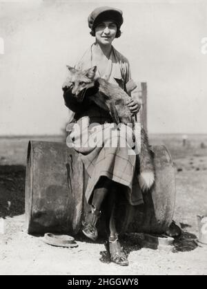 Vintage early 20th century press print: Young woman a pet fox, California, USA Stock Photo