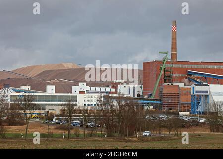Zielitz, Germany. 20th Jan, 2022. The potash plant in Zielitz near Magdeburg. The fertilizer and salt group K S is investing about 30 million euros in a new production plant for high-purity potassium chloride by 2023. According to K S, high-purity potassium chloride is a salt for industrial applications. It has an important role in the production of detergents, paints, plastics, textiles and other products for everyday use, it says (photo taken with a drone). Credit: Peter Gercke/dpa-Zentralbild/ZB/dpa/Alamy Live News Stock Photo