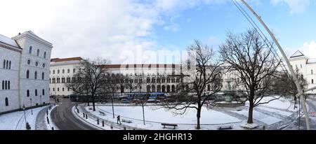 Munich, Germany. 21st Jan, 2022. Blue sky and sunshine can be seen over the Ludwig-Maximilians-University Munich. Credit: Felix Hörhager/dpa/Alamy Live News Stock Photo