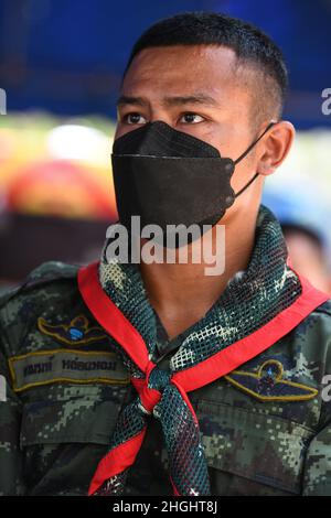 Royal Thai Army Corporal Arnon Lolaem, a corpsman from Royal Thai Army Border Patrol Task Force 2, participates in emergency field medical training led by U.S. Navy Petty Officer 2nd Class Joseph Campana during Exercise Cobra Gold 21 at Ta Mor Roi training area in Surin Province, Thailand, August 8, 2021. Royal Thai and American Armed Forces worked together during the exercise to conduct landmine disposal operations, render-safe procedure training, and partnered medical response trauma training. This exercise is aligned with the U.S. Department of Defense’s Humanitarian Mine Action Program, wh Stock Photo