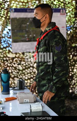 Royal Thai Army Corporal Arnon Lolaem, a corpsman from Royal Thai Army Border Patrol Task Force 2, participates in emergency field medical training led by U.S. Navy Petty Officer 2nd Class Joseph Campana during Exercise Cobra Gold 21 at Ta Mor Roi training area in Surin Province, Thailand, August 8, 2021. Royal Thai and American Armed Forces worked together during the exercise to conduct landmine disposal operations, render-safe procedure training, and partnered medical response trauma training. This exercise is aligned with the U.S. Department of Defense’s Humanitarian Mine Action Program, wh Stock Photo