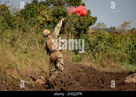 U.S. Army Soldier throws a smoke grenade Stock Photo - Alamy