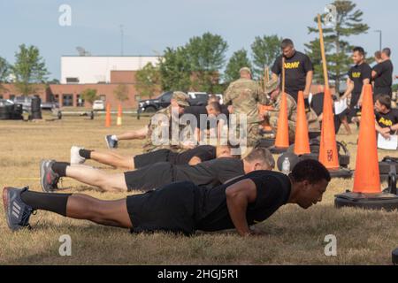 Soldiers of 851st EVCC take a diagnostic ACFT test on Camp Ripley ...
