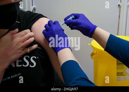 London, UK. 17th Dec, 2021. A health worker administers Covid-19 booster vaccine to a woman in a vaccination centre. (Photo by Dinendra Haria/SOPA Images/Sipa USA) Credit: Sipa USA/Alamy Live News Stock Photo