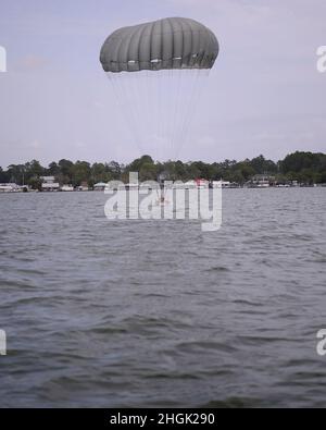Static line parachute jump hi-res stock photography and images - Alamy