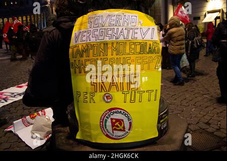 Naples, Italy. 21st Jan, 2022. Banner in Piazza Plebiscito in Naples with the words 'Government Shame on you, molecular swabs and ffp2 masks free for all' during the demonstration by citizens for the new coronavirus laws. Credit: Vincenzo Izzo/Alamy Live News Credit: Vincenzo Izzo/Alamy Live News Stock Photo