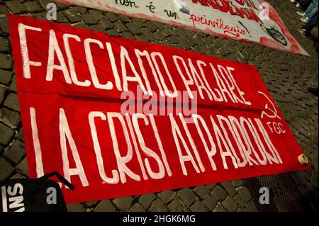 Napoli, Italy. 21st Jan, 2022. Banner in Piazza Plebiscito in Naples with the words 'Let's make the bosses pay for the crisis' during the demonstration by citizens for the new coronavirus laws. Napoli, Italy, 21 January 2022. (photo by Vincenzo Izzo/Sipa USA) Credit: Sipa USA/Alamy Live News Stock Photo
