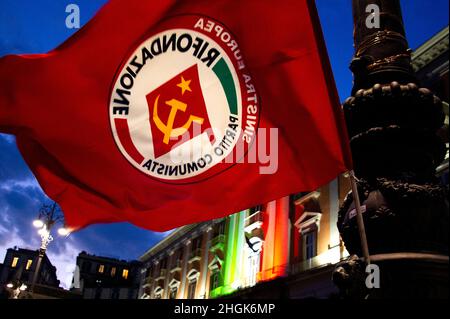 Napoli, Italy. 21st Jan, 2022. Communist Party flag placed in Piazza Plebiscito in Naples with the words 'We will not pay the costs of the Pandemic, health is not a privilege' during the demonstration by citizens for the new coronavirus laws. Napoli, Italy, 21 January 2022. (photo by Vincenzo Izzo/Sipa USA) Credit: Sipa USA/Alamy Live News Stock Photo