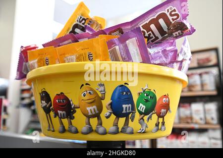 New York, USA. 21st Jan, 2022. View of the M&M's anthropomorphized candy characters that have gotten a redesigned look, stamped on a retail store purchase container, New York, NY, January 21, 2022. Brown M&M character has been designed with feminine high heels and Green M&M receiving boots. (Photo by Anthony Behar/Sipa USA) Credit: Sipa USA/Alamy Live News Stock Photo