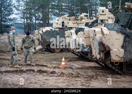 U.S. Army 1st Lt. Kenneth Cummings, with Headquarters Company, 4th ...