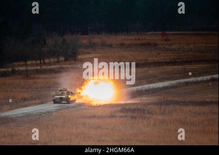 FORT BENNING, Ga. – Trainees from the 1st Battalion, 81st Armor Regiment, 194th Armored Brigade conduct tank live fire training Jan, 20, 2022 at Hastings Range. (U.S. Army photo by Patrick A. Albright, Fort Benning Maneuver Center of Excellence photographer) Stock Photo