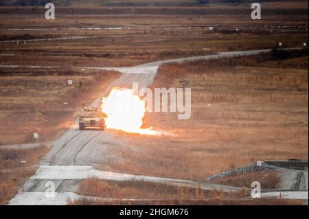 FORT BENNING, Ga. – Trainees from the 1st Battalion, 81st Armor Regiment, 194th Armored Brigade conduct tank live fire training Jan, 20, 2022 at Hastings Range. (U.S. Army photo by Patrick A. Albright, Fort Benning Maneuver Center of Excellence photographer) Stock Photo