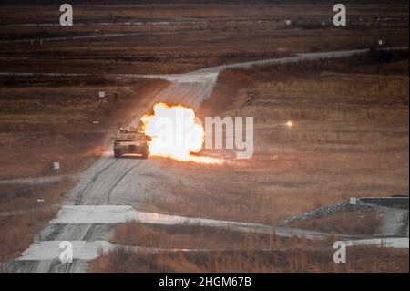 FORT BENNING, Ga. – Trainees from the 1st Battalion, 81st Armor Regiment, 194th Armored Brigade conduct tank live fire training Jan, 20, 2022 at Hastings Range. (U.S. Army photo by Patrick A. Albright, Fort Benning Maneuver Center of Excellence photographer) Stock Photo